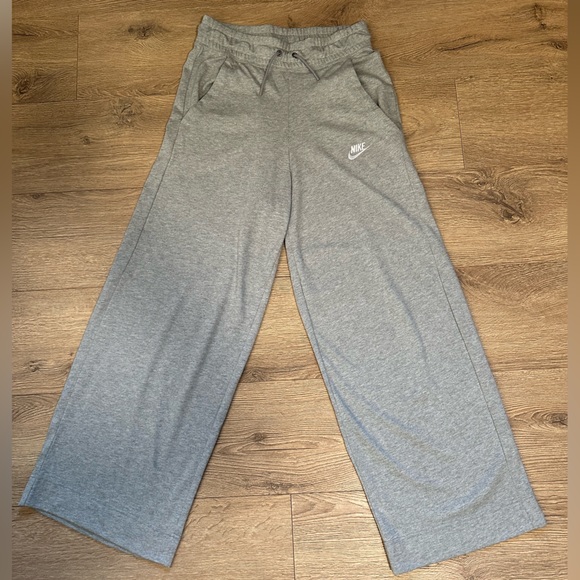 NWOT Nike Sweatpants - Picture 1 of 8
